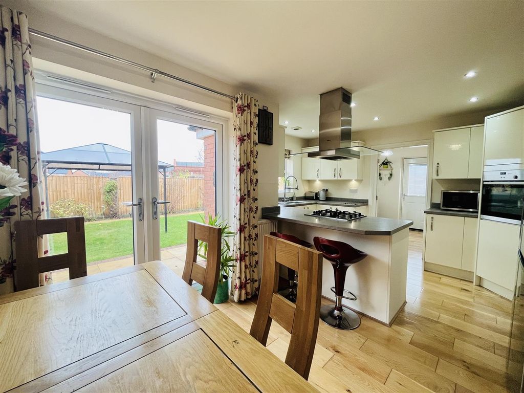 Property photo 3 of 29 Dining Kitchen