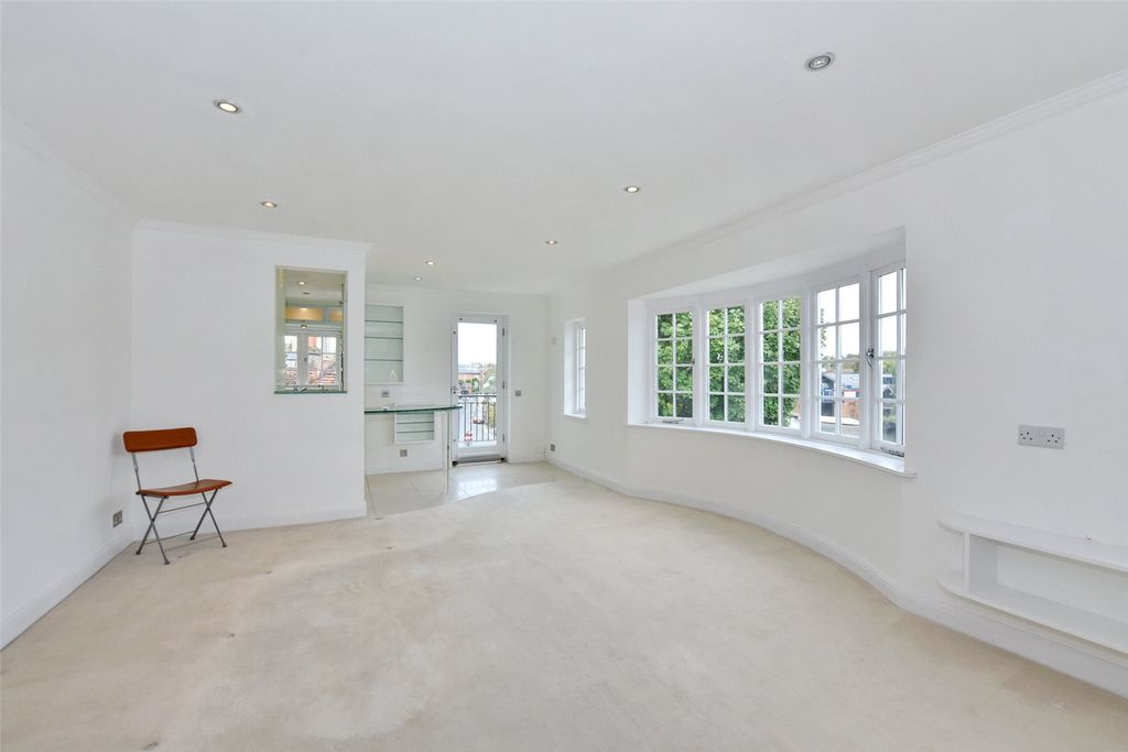 Property photo 3 of 10 Living Space