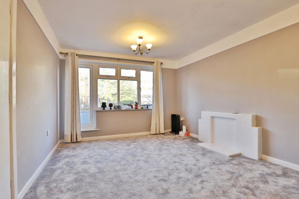 Property photo 3 of 12 Lounge