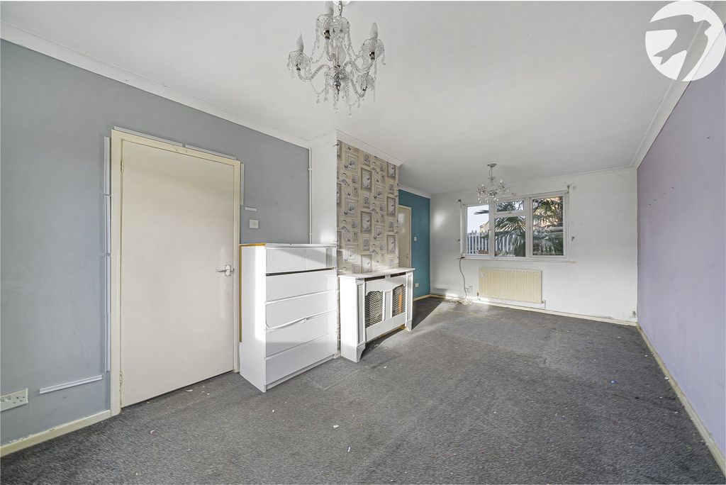 Property photo 3 of 31 Living Room