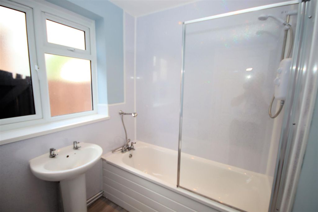 Property photo 3 of 19 Family Bathroom