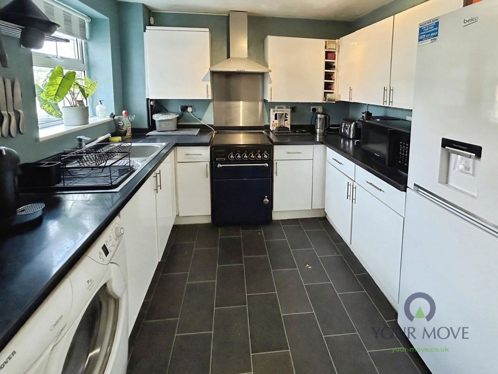 Property photo 3 of 11 Kitchen