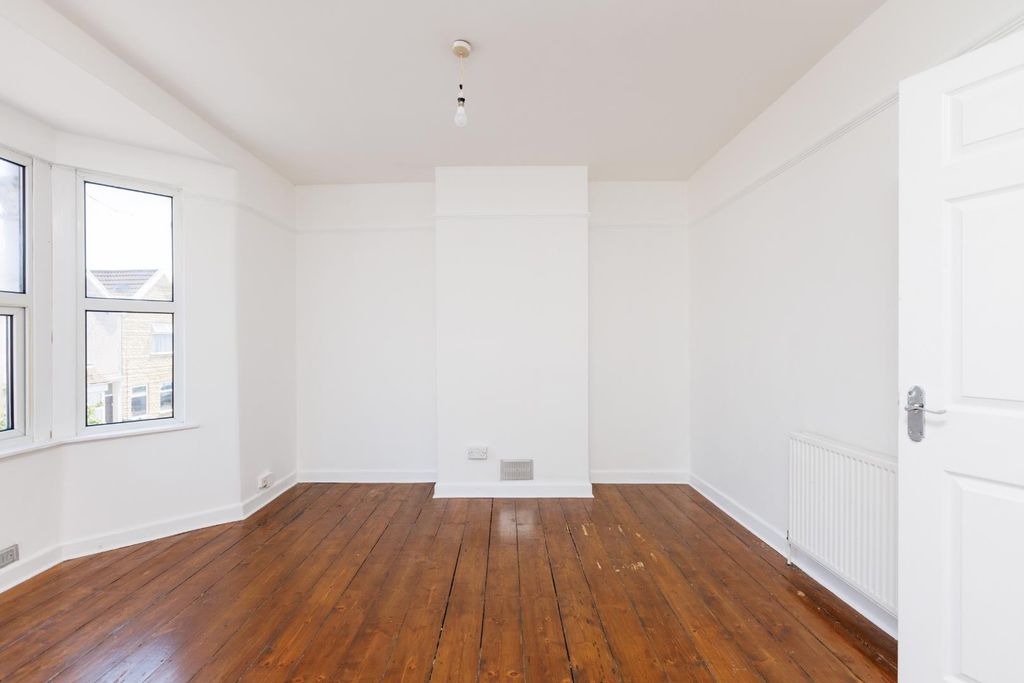 Property photo 3 of 21 79 Victoria Parade-1.Jpg