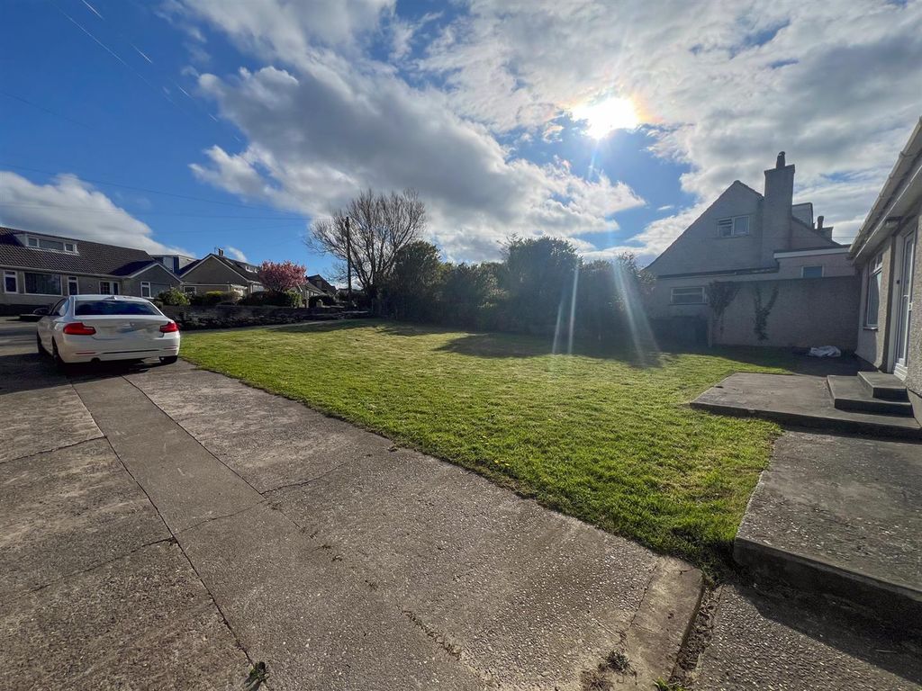 Property photo 3 of 21 Close Ard, 30 MV-20.Jpg