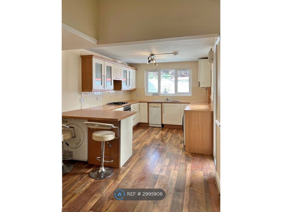 Property photo 3 of 11 Kitchen