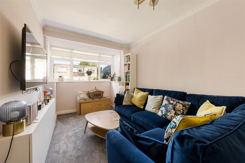Property photo 2 of 34 Windsor Road, E7