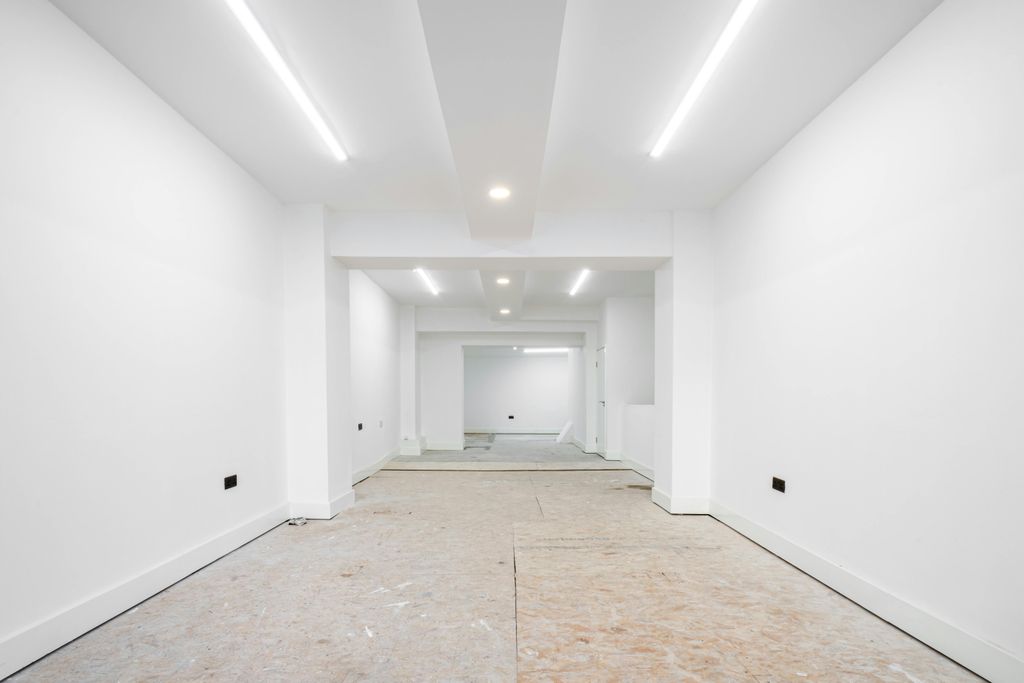 Property photo 2 of 18 Hanbury St 48  2.Jpg