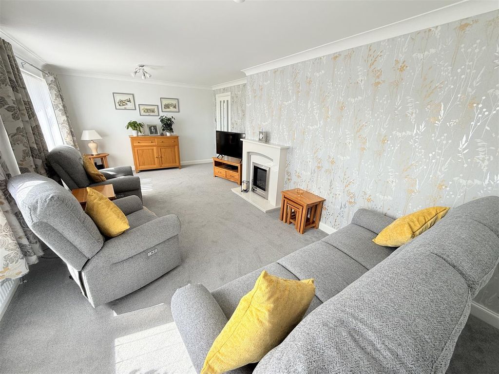 Property photo 2 of 12 Lounge/Dining Room