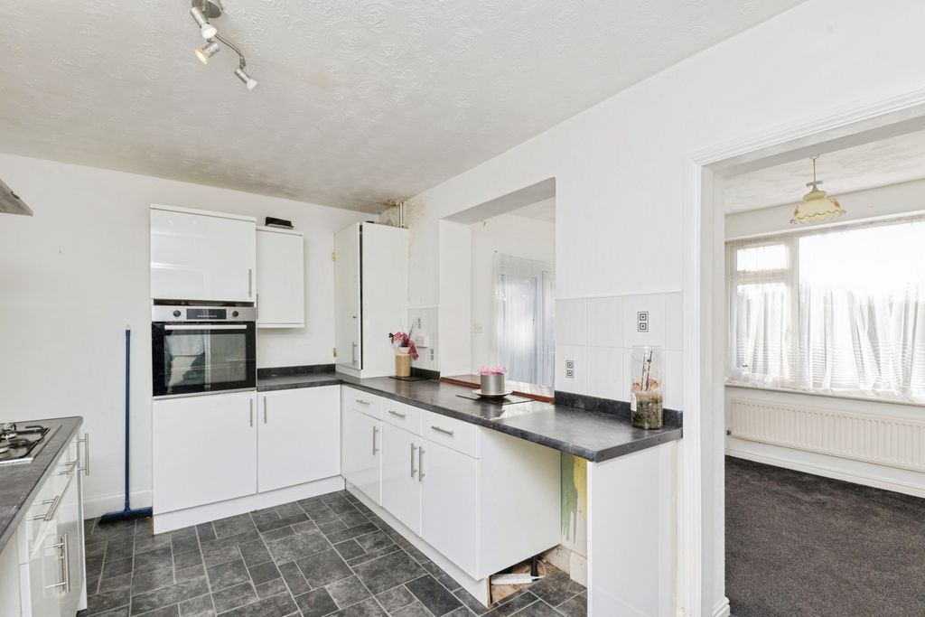 Property photo 3 of 10 Kitchen
