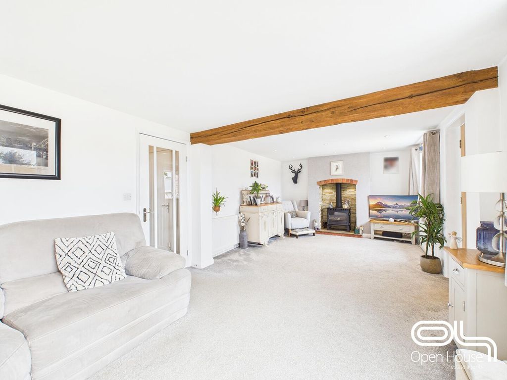 Property photo 3 of 31 Living Room