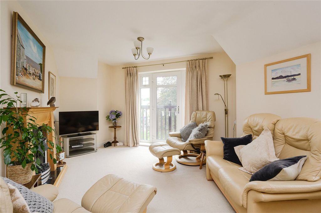 Property photo 3 of 11 Sitting Room