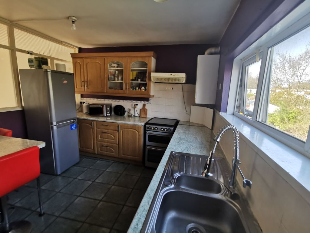 Property photo 3 of 9 Kitchen 2