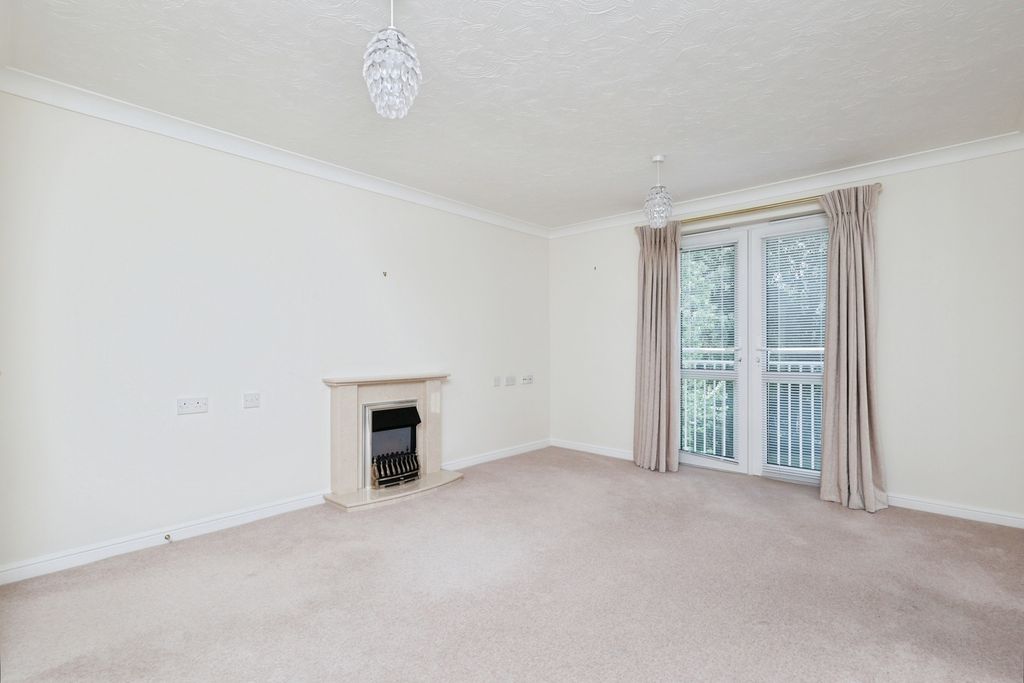Property photo 1 of 13 Living Room