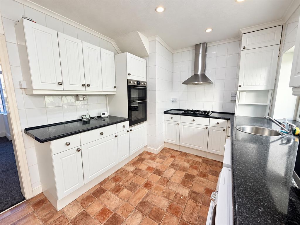 Property photo 2 of 19 Fitted Kitchen: