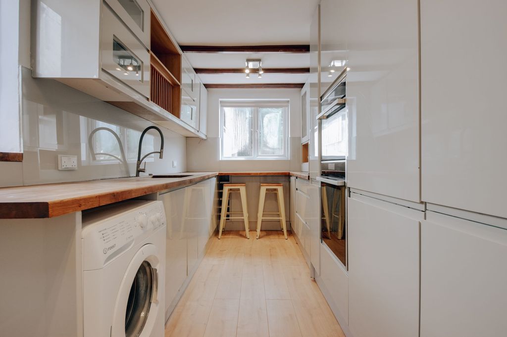 Property photo 1 of 10 Kitchen