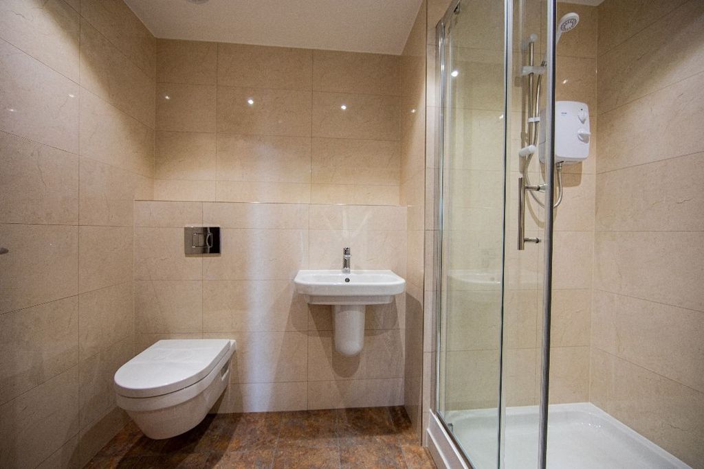 Property photo 2 of 10 A Modern And Well-Maintained Bathroom Suite Featur...