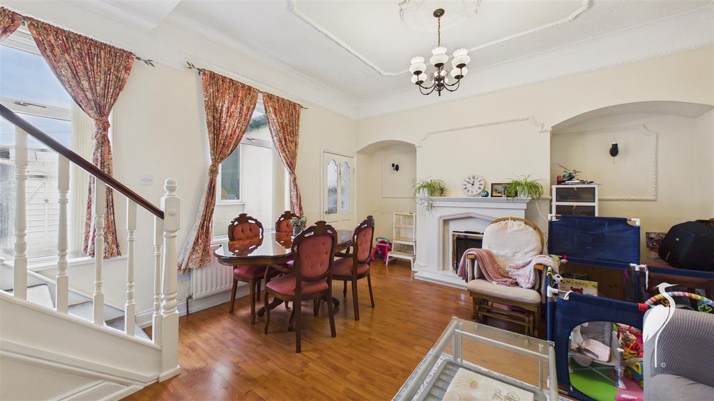 Property photo 2 of 13 Lounge