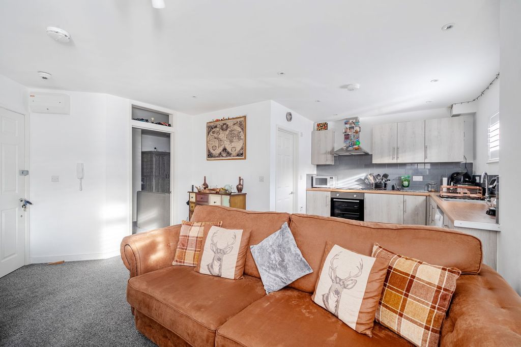 Property photo 1 of 11 Living Room/ Kitchen