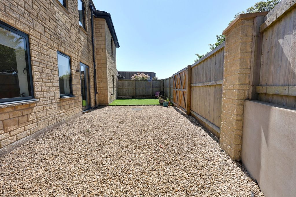 Property photo 2 of 42