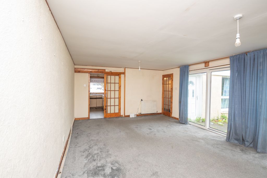 Property photo 3 of 18 Lounge