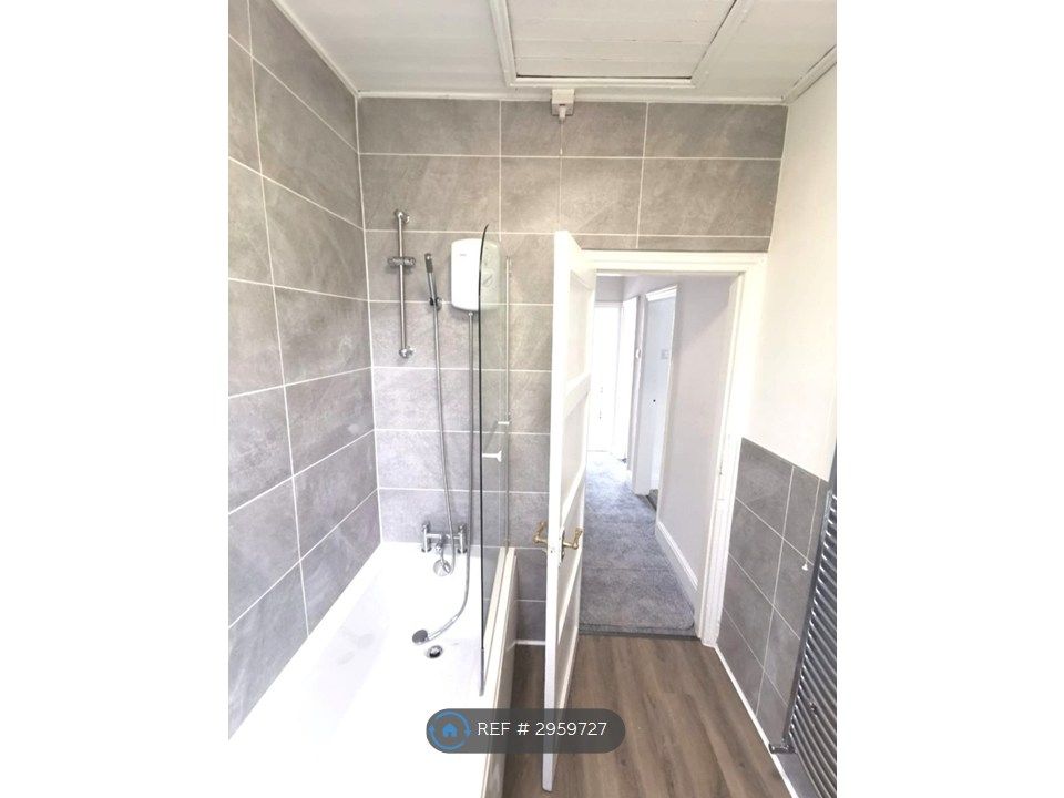 Property photo 3 of 10 Bathroom