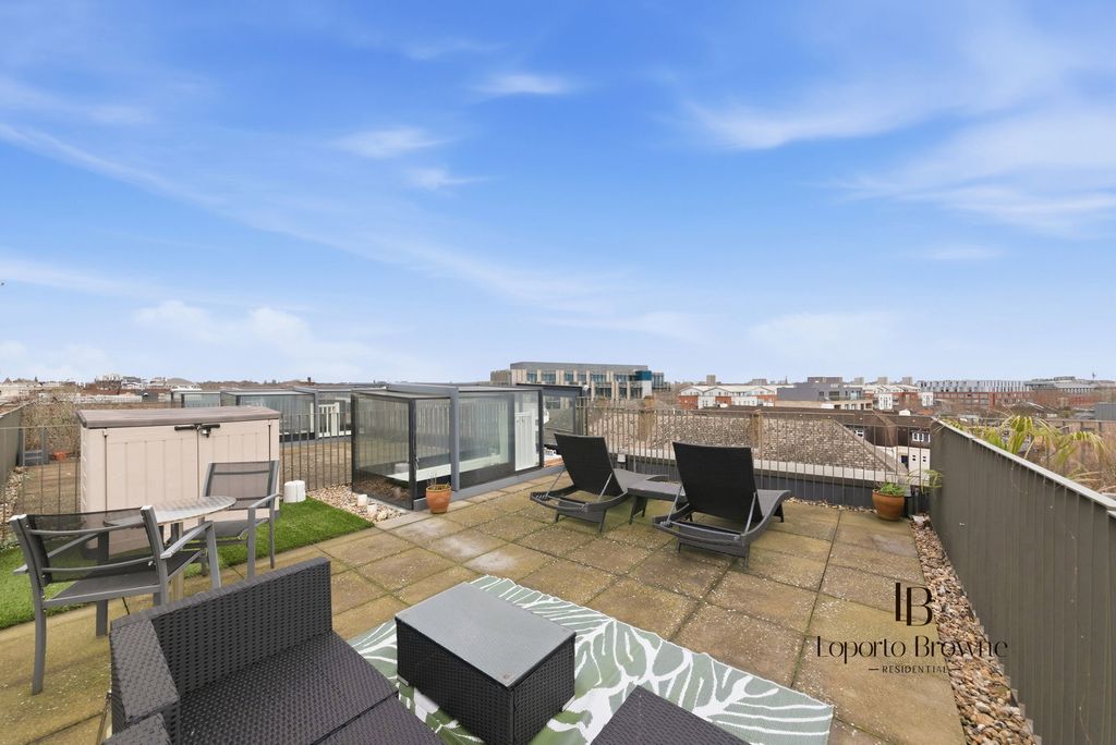 Property photo 2 of 23