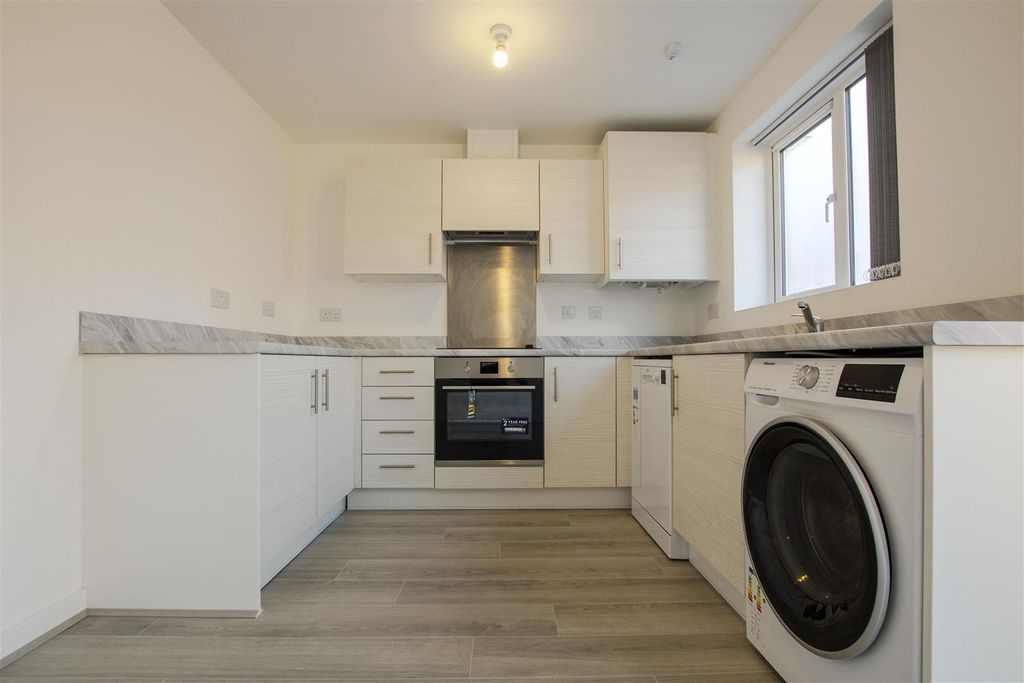 Property photo 2 of 11 Kitchen