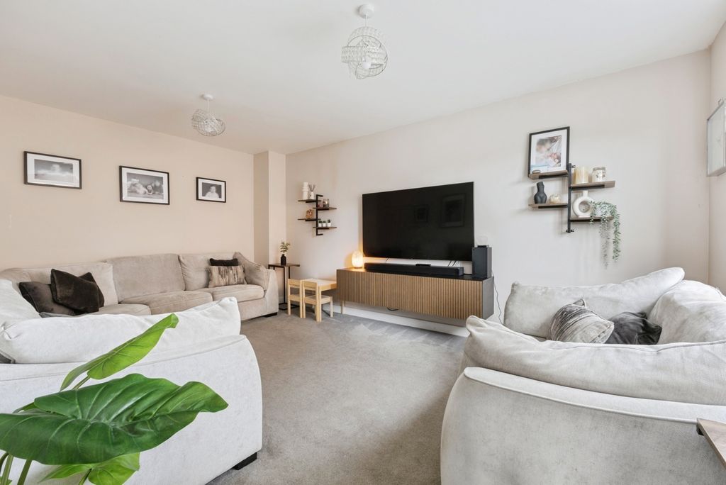 Property photo 2 of 17 Photo