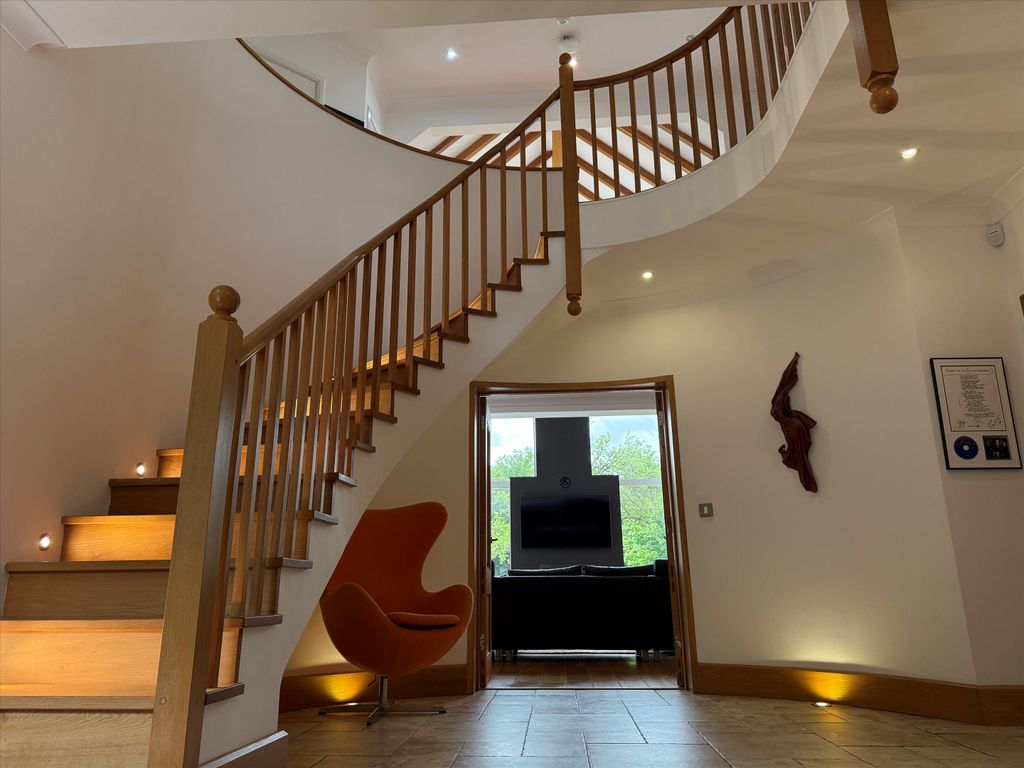 Property photo 2 of 16 Image