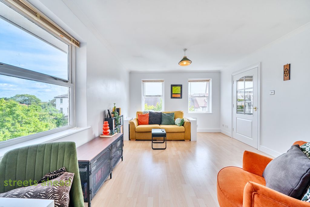 Property photo 2 of 17 c0232543-d9Fb-4F9...