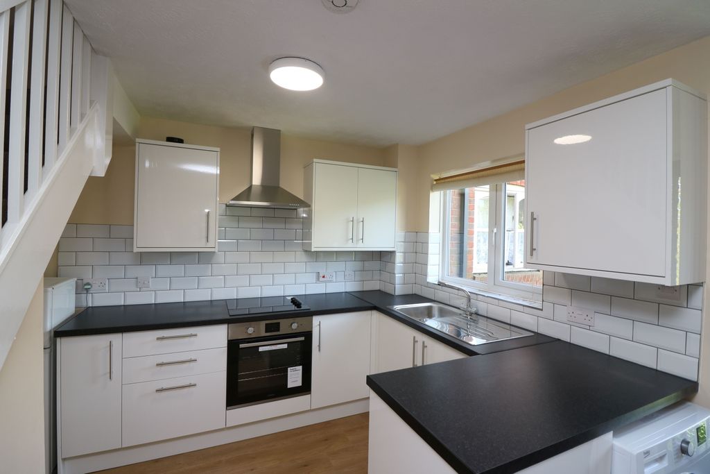 Property photo 3 of 8 Kitchen