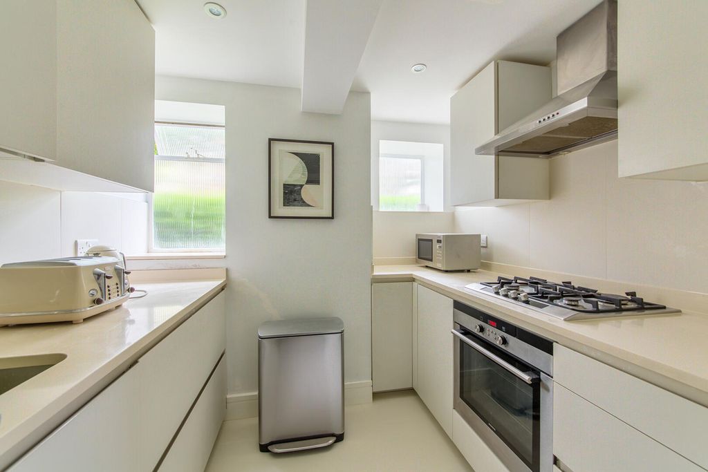 Property photo 3 of 10 Kitchen