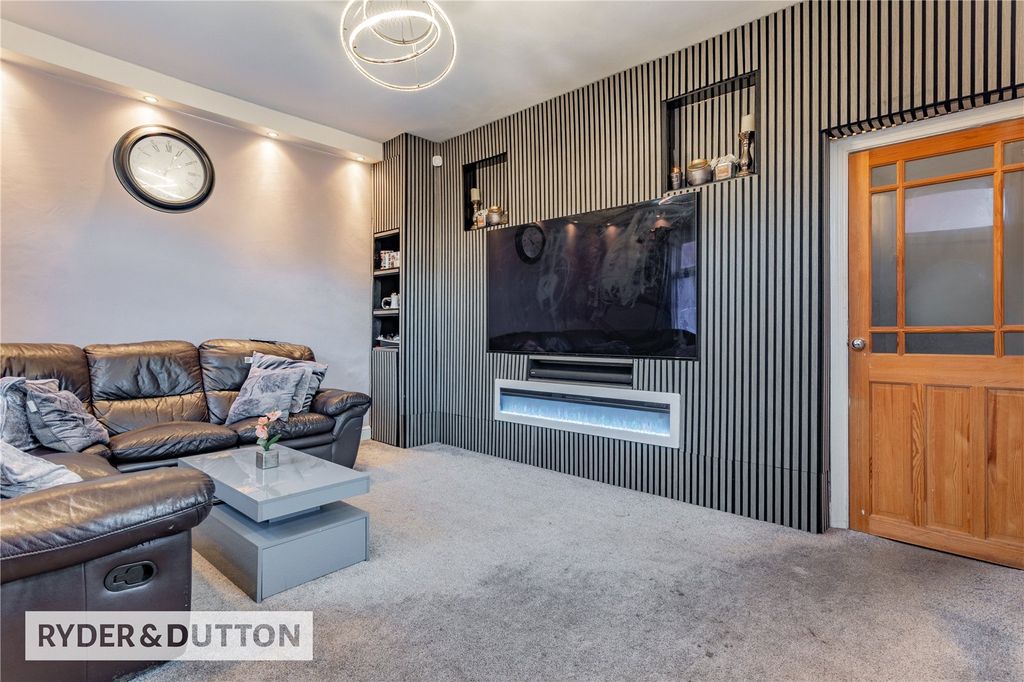 Property photo 2 of 17 Lounge