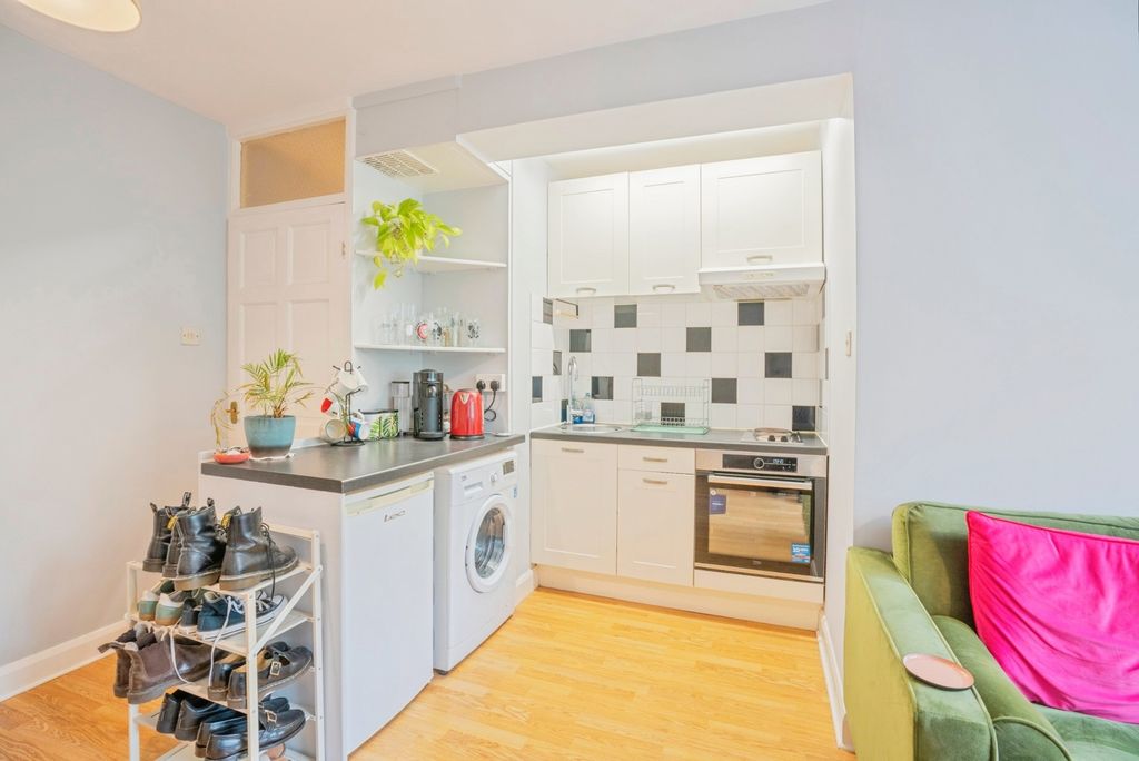 Property photo 3 of 10 Kitchen