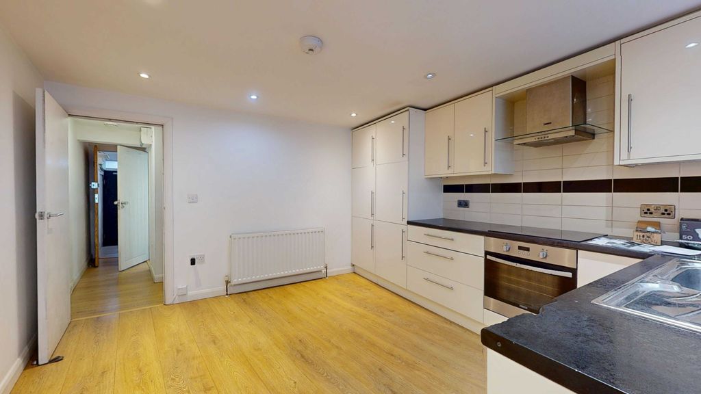 Property photo 3 of 14 33 High Street, Hampton Wick, Kingston Upon Thames, Kt1 4Da