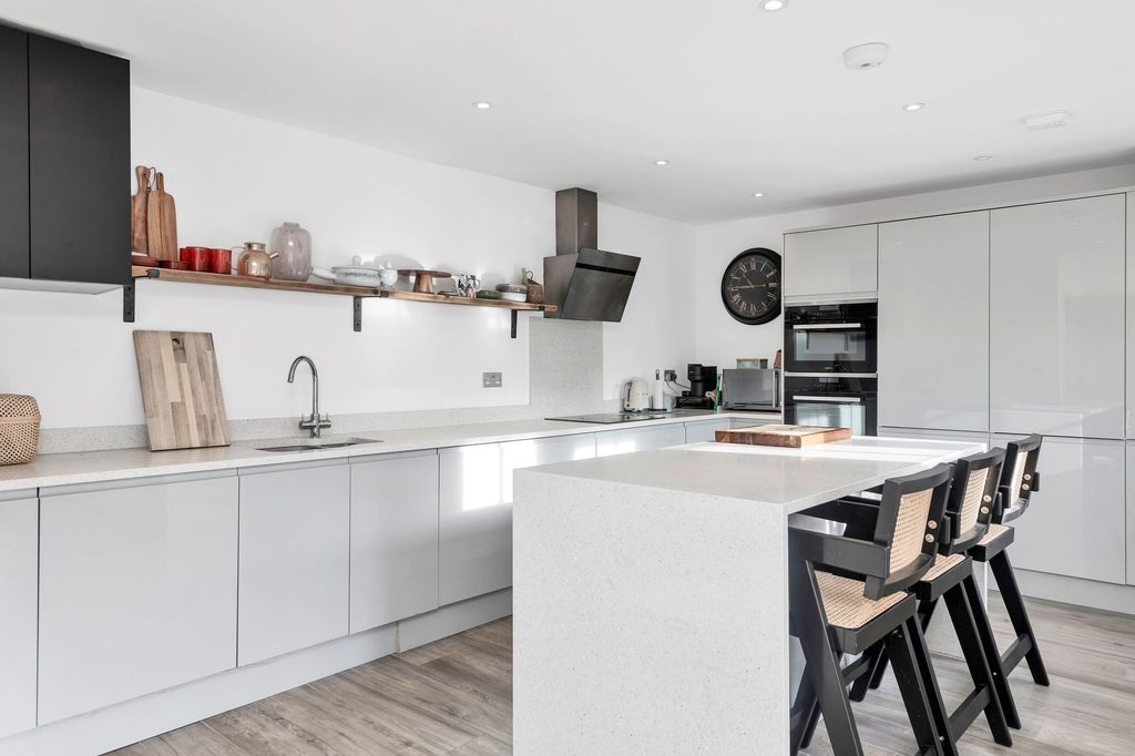 Property photo 2 of 23