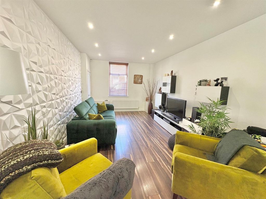 Property photo 2 of 12 Lounge.Jpg