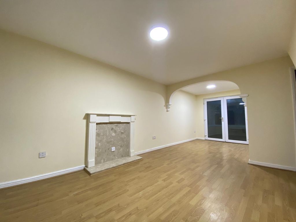 Property photo 2 of 11 Lounge