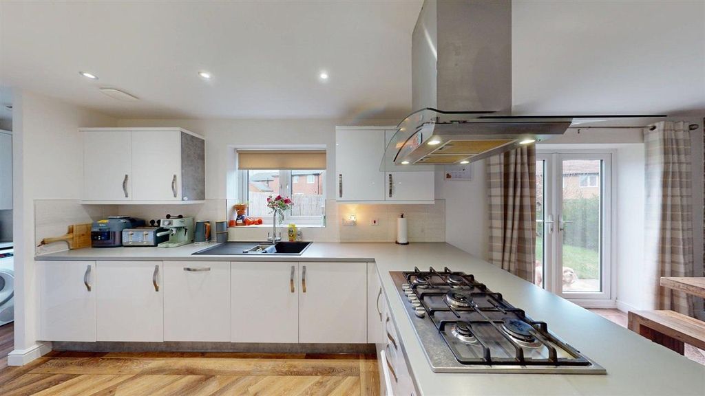 Property photo 3 of 19 Kitchen