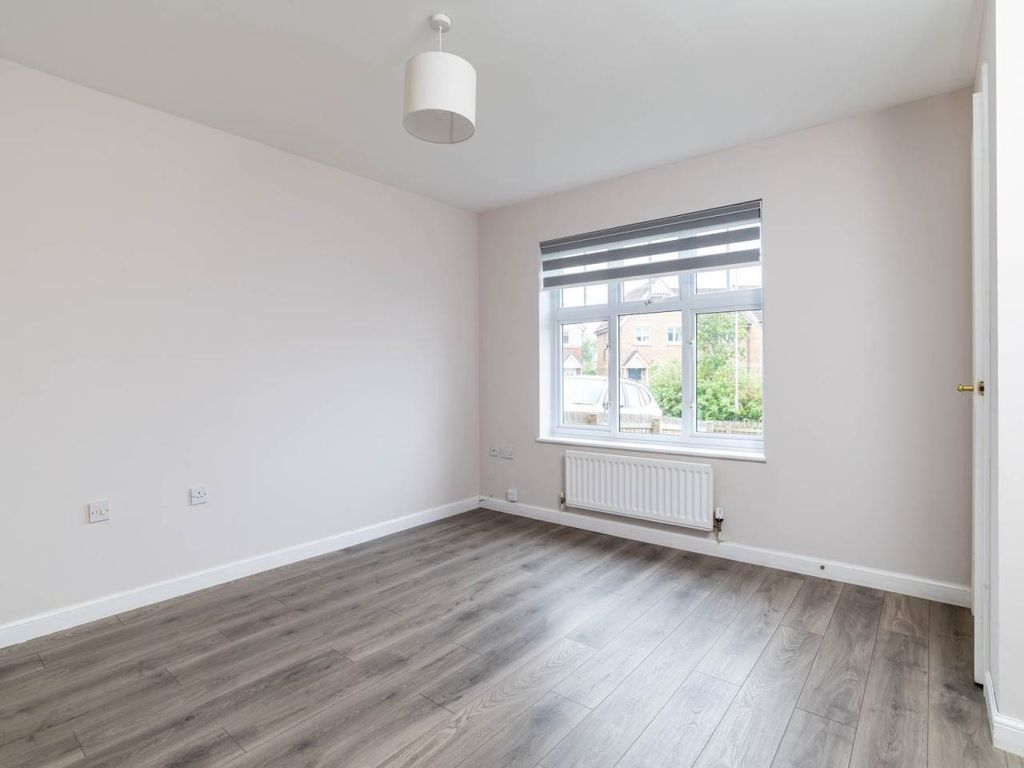 Property photo 2 of 17 79238_Sqft_31_Seaview_Crescent-002