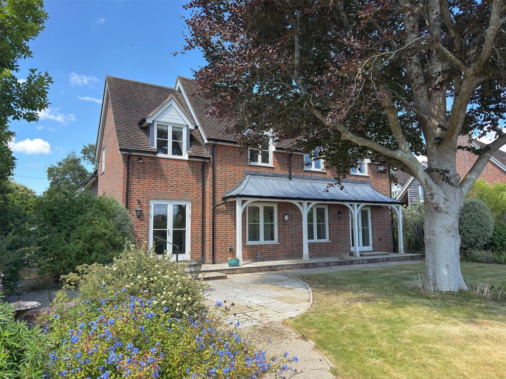 Property photo 2 of 14 House Onto Garden