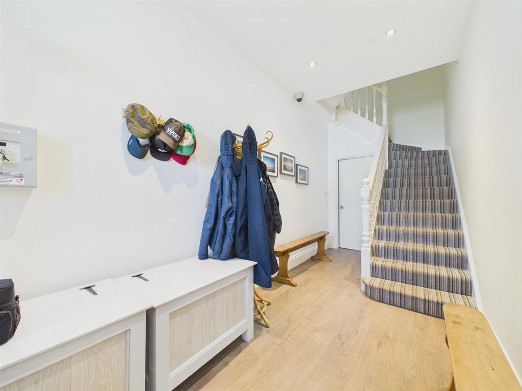 Property photo 3 of 23 Entrance Hall