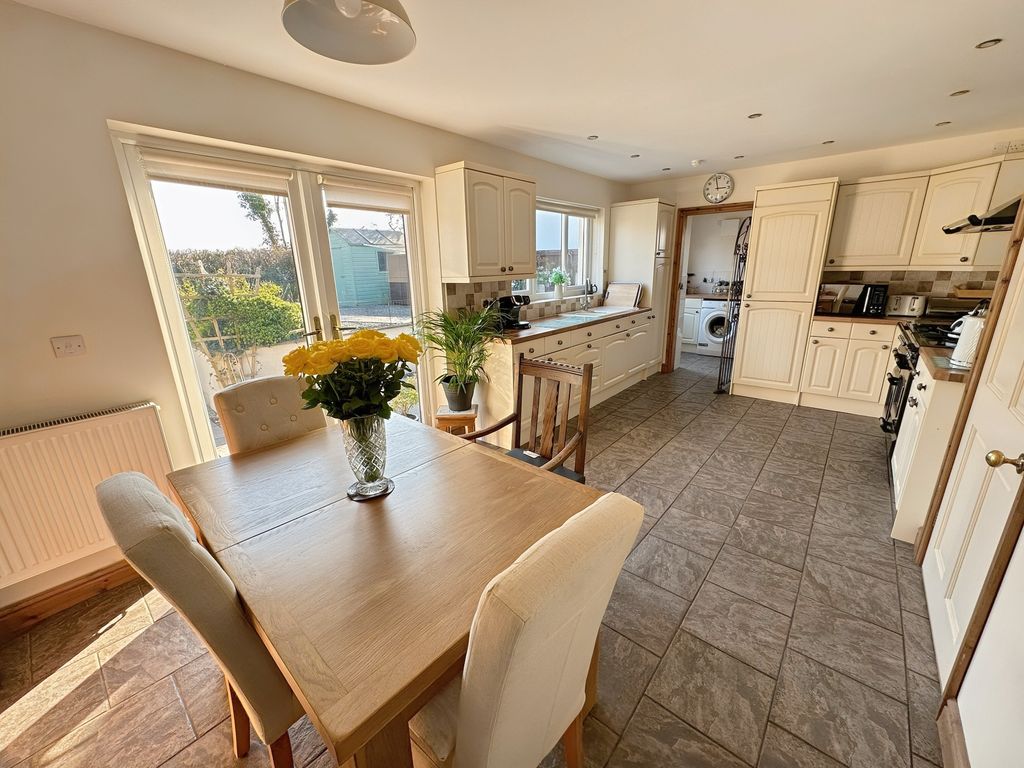 Property photo 1 of 28 Kitchen/Diner