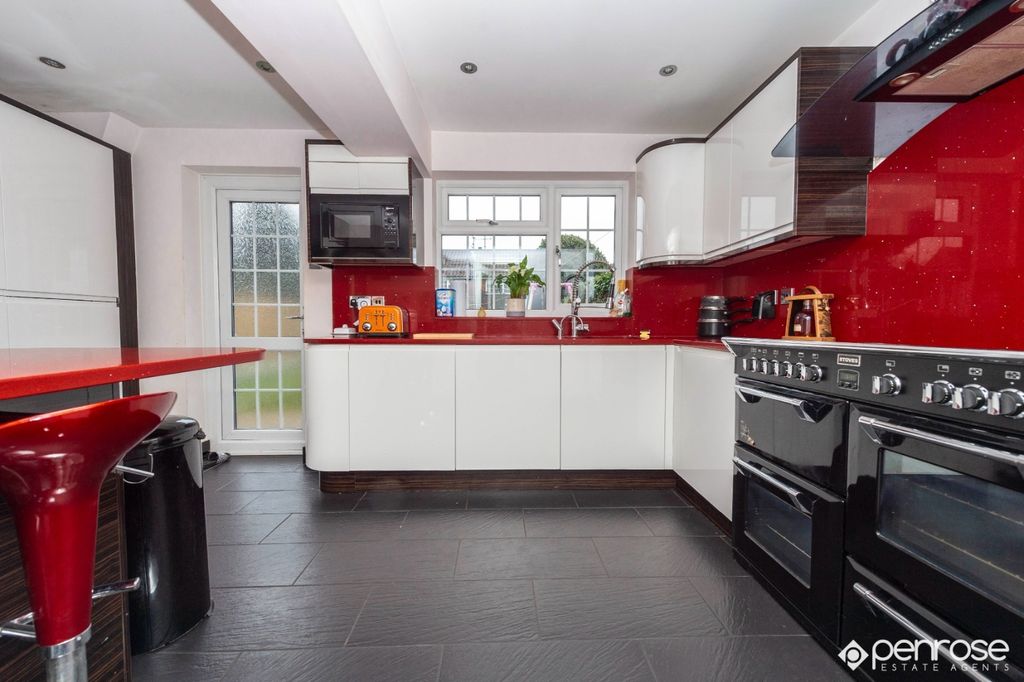 Property photo 2 of 15 4377622
