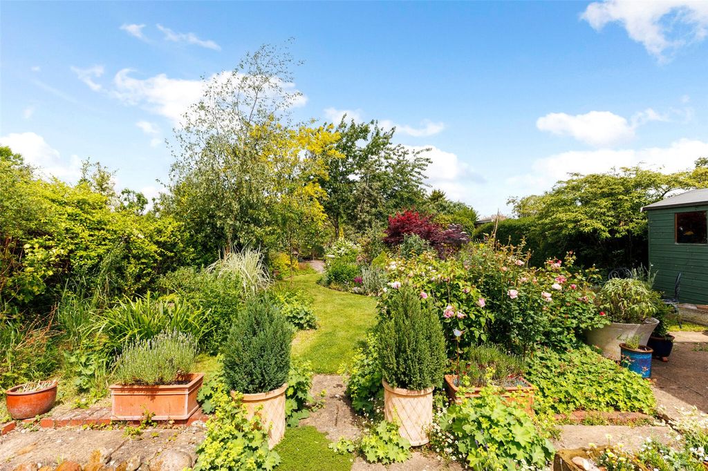 Property photo 2 of 12 Garden