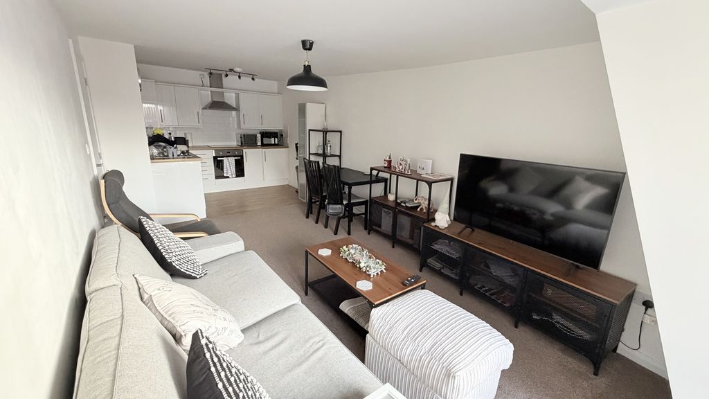Property photo 1 of 14 Modern 1 Bed Flat In The Heart Of Kenilworth