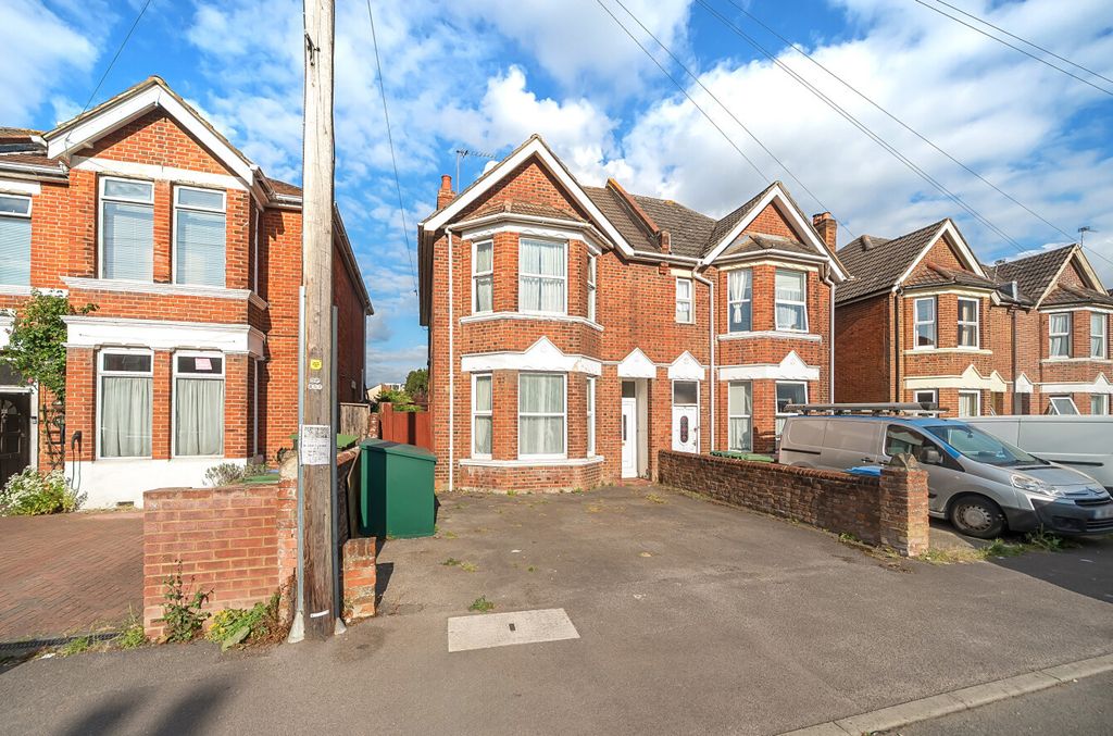 Property photo 1 of 12 1309243-29-684895...