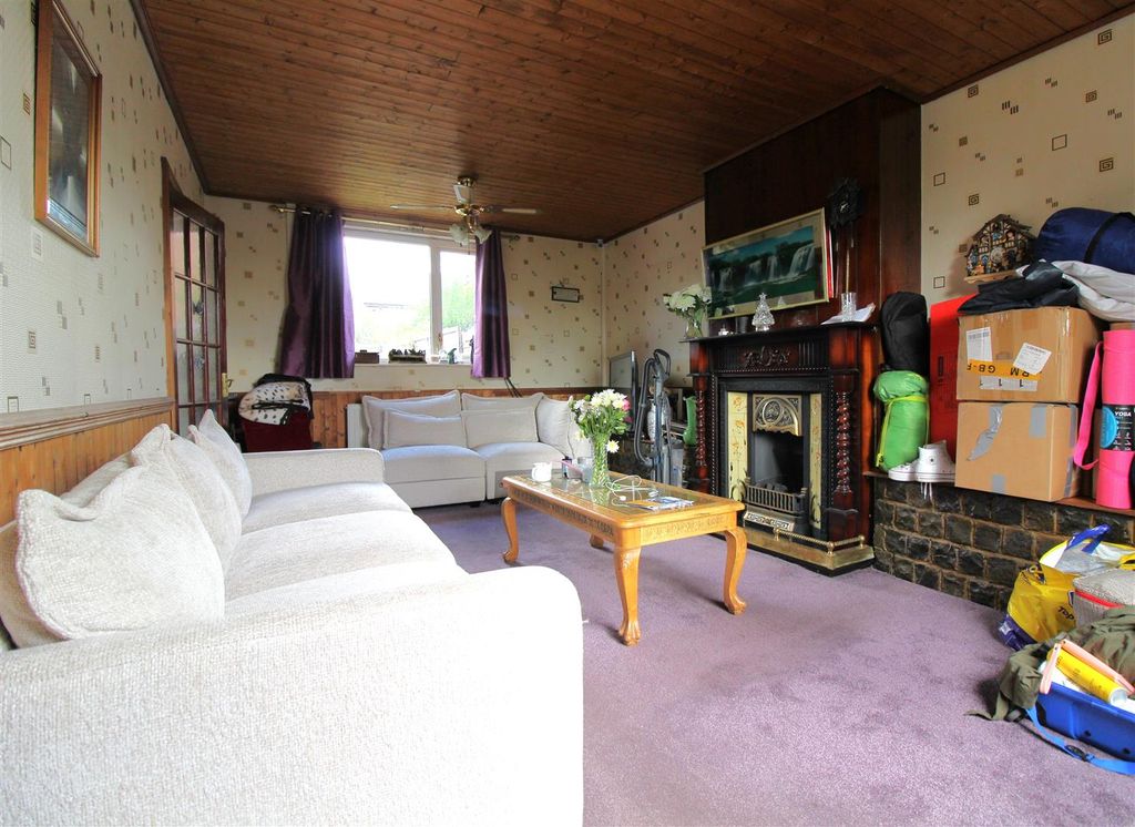Property photo 3 of 11 Lounge