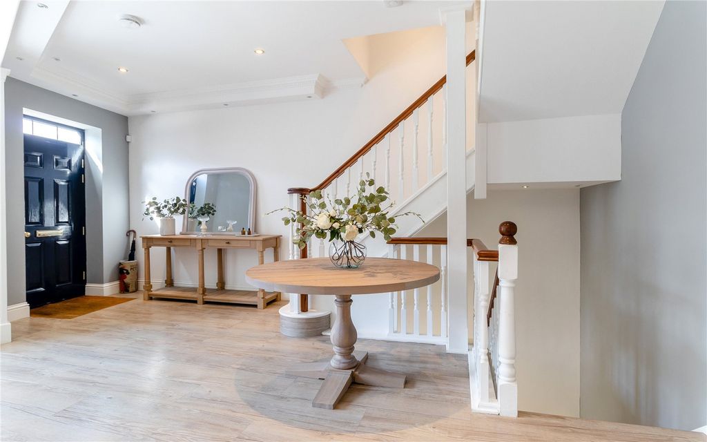 Property photo 3 of 19 Entrance