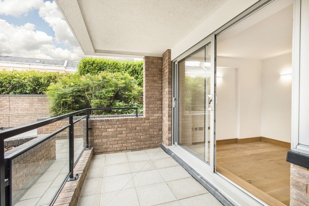 Property photo 2 of 10 Balcony
